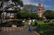 Caminhando na praça da Catedral de Morelia, no México